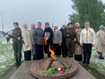 Торжественное возложение цветов к мемориалу